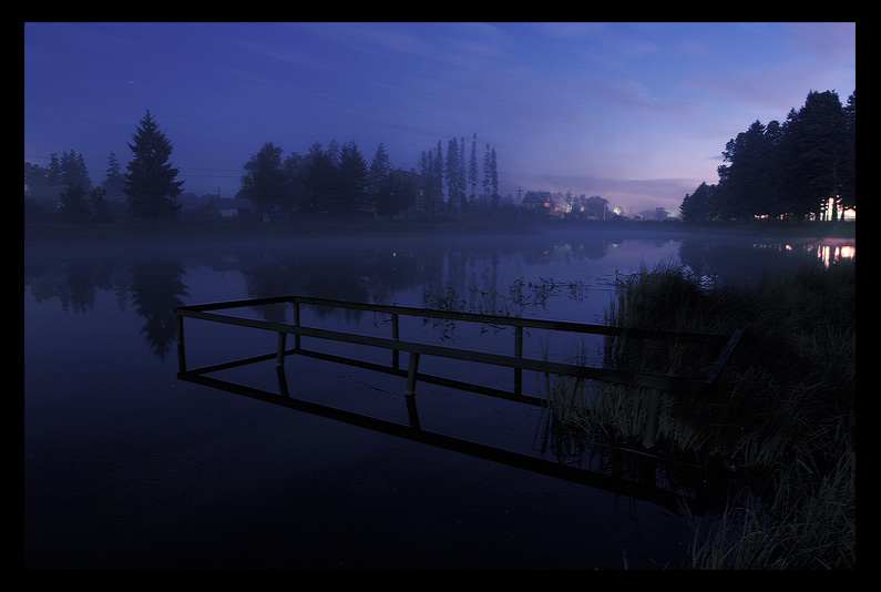 Грустное озеро. Озеро ночью. Возле озера ночью. Озеро ночью фото. Торопова ночное озеро.