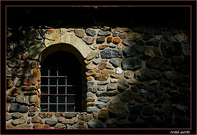 photo "old window" tags: architecture, still life, landscape, 