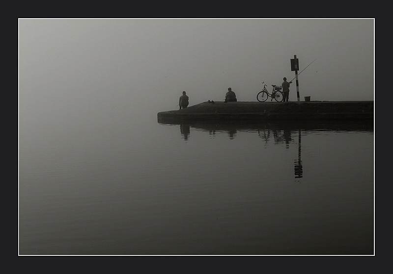 photo "Fishing in the mist" tags: landscape, black&white, water