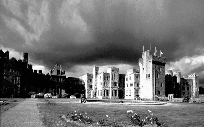 photo "Irish castle" tags: landscape, black&white, clouds