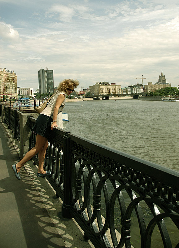 photo "Embankmen" tags: portrait, architecture, landscape, woman