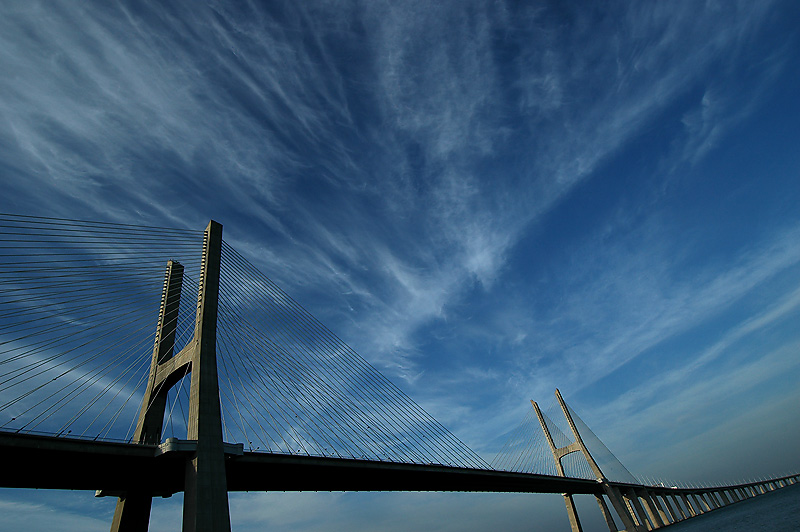 фото "Vasco da Gama Bridge" метки: архитектура, пейзаж, облака