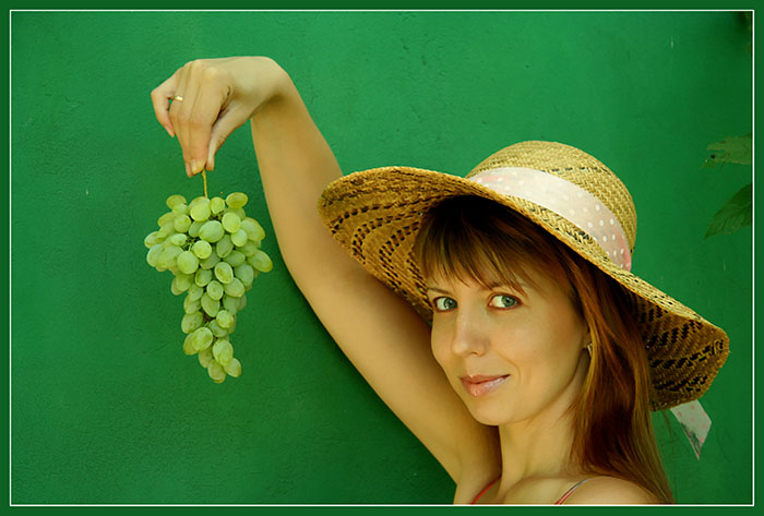 photo "Girl and grape" tags: portrait, genre, woman