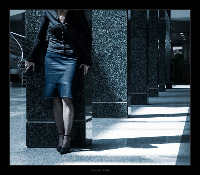 photo "corporate chill" tags: portrait, architecture, landscape, woman