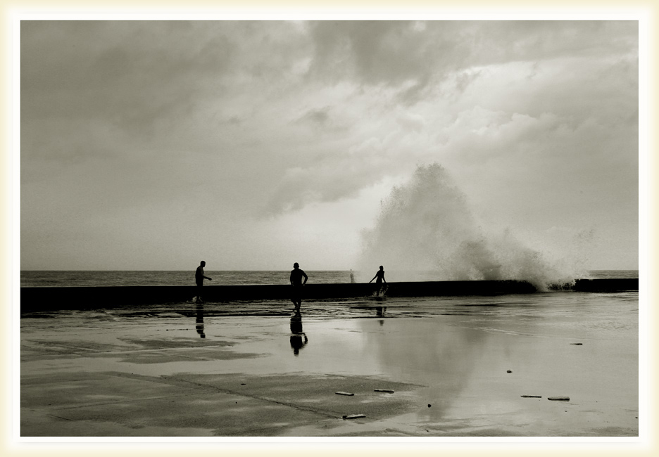 photo "Playing with waves" tags: landscape, black&white, water