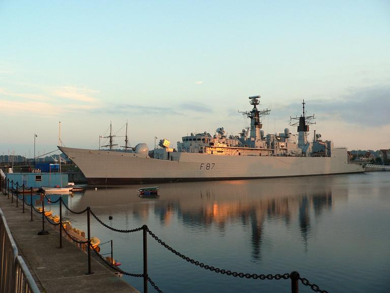 фото "HMS Chatham in the early morning light" метки: разное, 