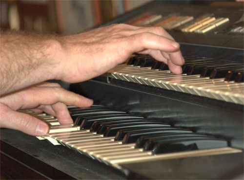 photo "Two Hands, Two keyboards" tags: portrait, man