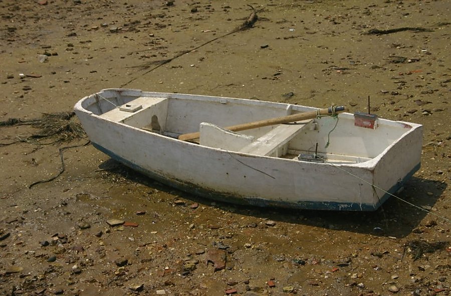 photo "Holidays XX - Abandoned little boat" tags: still life, 