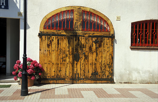 photo "Celebratory door" tags: architecture, travel, landscape, Europe