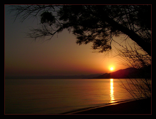 photo "It's already breaking" tags: landscape, sunset, water