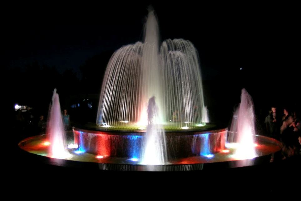 photo "Night fountain" tags: architecture, landscape, night