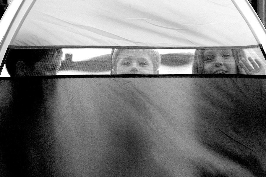 photo "the tent" tags: black&white, genre, 
