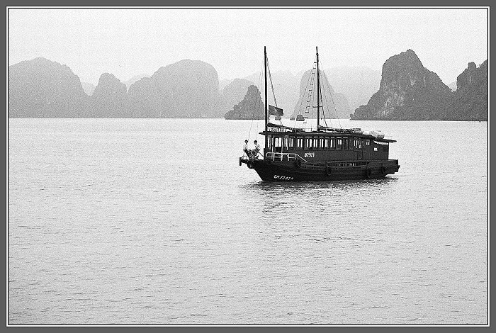 photo "A ship in the rain" tags: travel, landscape, Asia, water