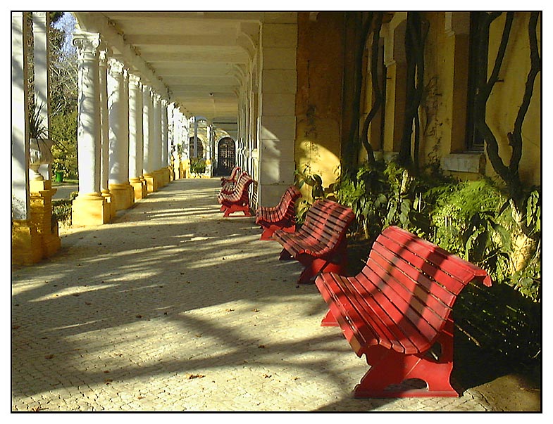 photo "Red benches in classical porch" tags: architecture, landscape, 