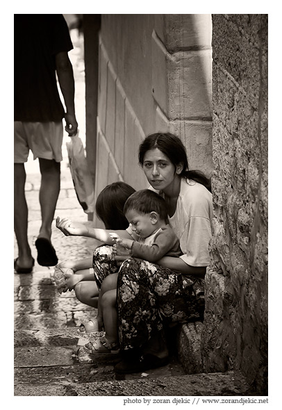 photo "Gipsy mother with hers childs" tags: black&white, still life, 