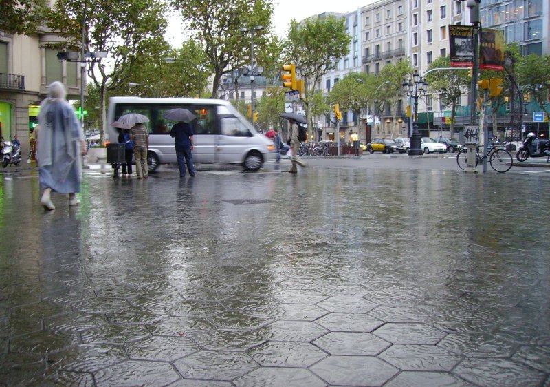 фото "Barcelona II - Raining on "Paseo de Gracia"" метки: архитектура, пейзаж, 