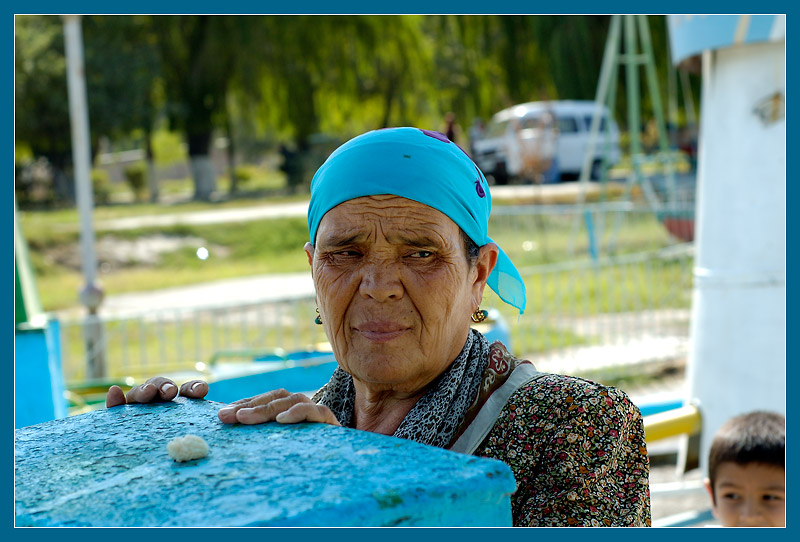 photo "merry-go-round operator" tags: portrait, woman