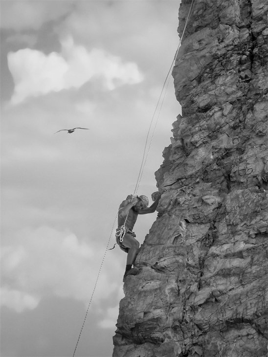 photo "THE ROCK-CLIMBER" tags: genre, black&white, 