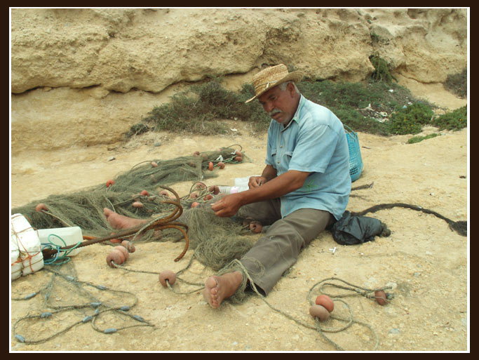 photo "The Tunisian sketches. The old fisherman." tags: travel, portrait, Africa, man