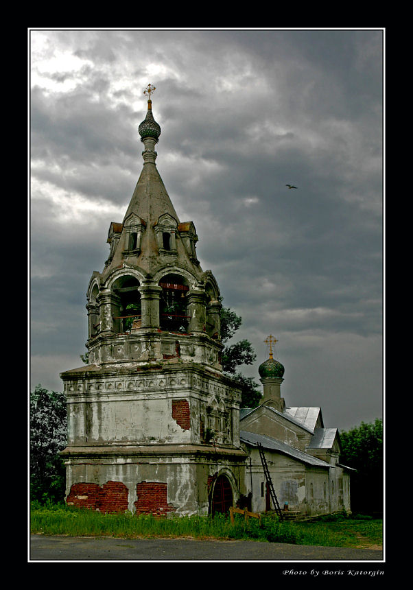 photo "Cloud gap. From a serial "Desolation"" tags: architecture, landscape, clouds