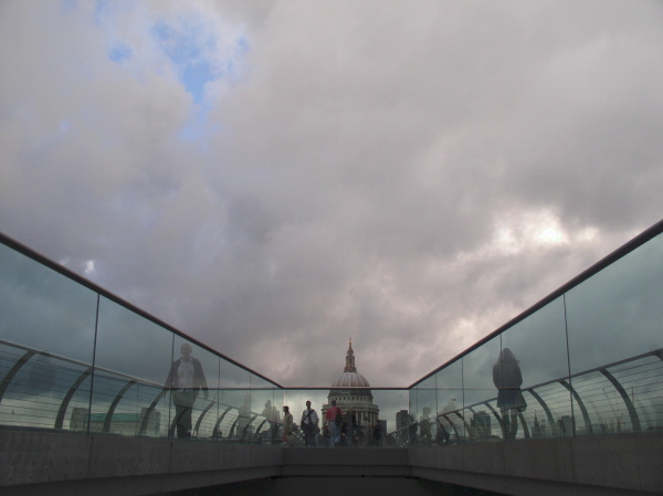 photo "The Millennium Bridge" tags: architecture, landscape, clouds
