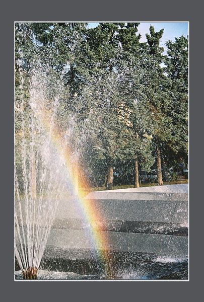 photo "Rainbow bathing in a fountain" tags: misc., architecture, landscape, 