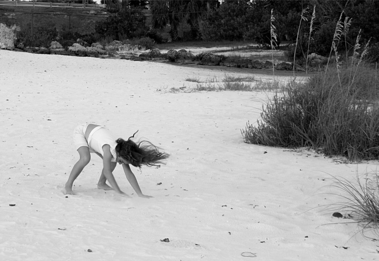 photo "The Sand Feels Fine" tags: black&white, 