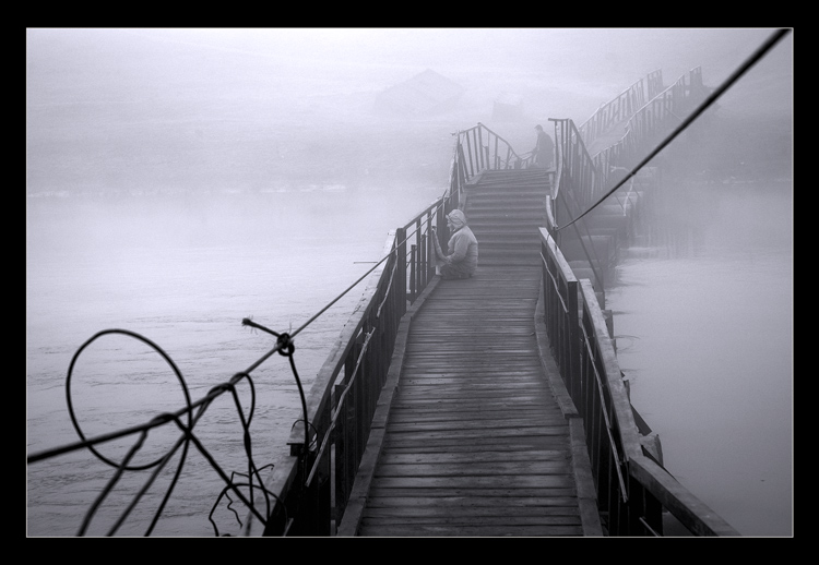 photo "Fisherman on bridge" tags: misc., black&white, 