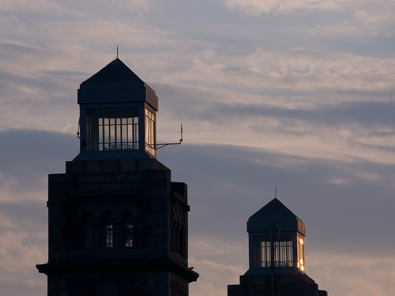 photo "Lanterns of towers of the bridge" tags: architecture, landscape, sunset