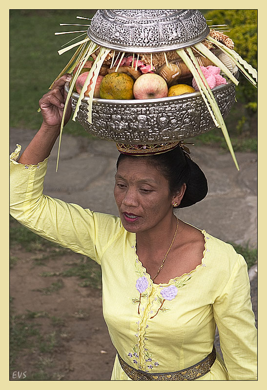 photo "Gifts of gods" tags: portrait, travel, Asia, woman