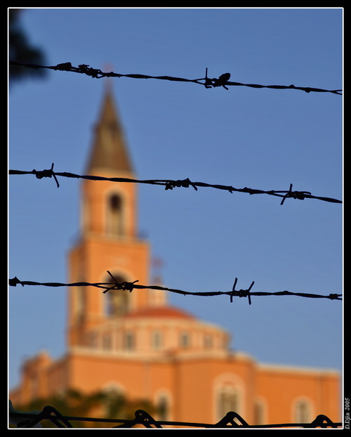 photo "Behind a barbed wire" tags: architecture, landscape, 