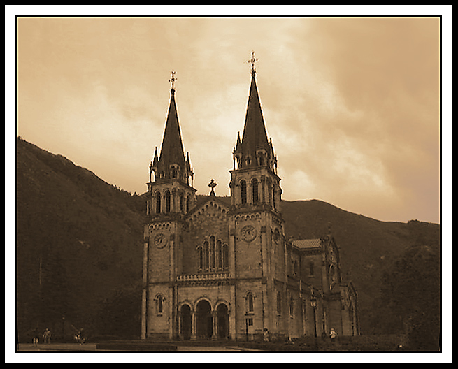photo "Basilica of Covadonga" tags: architecture, landscape, mountains