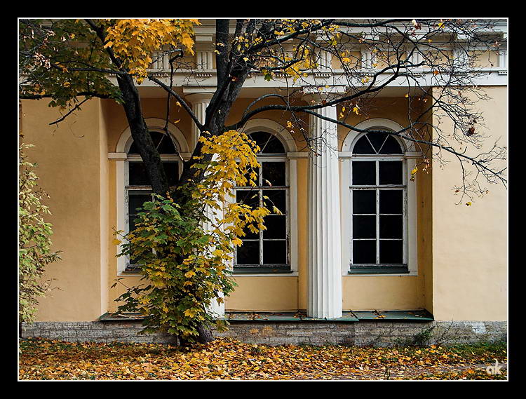 photo "Three Windows" tags: architecture, landscape, autumn