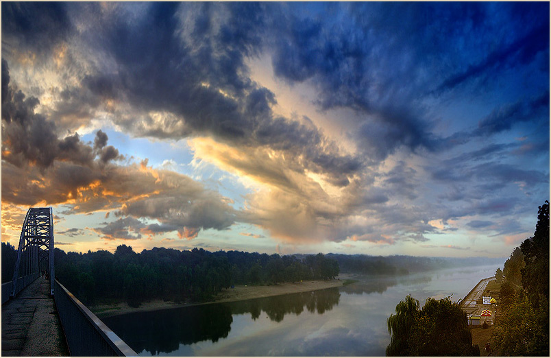 photo "On the foot bridge through the river Sozh" tags: landscape, sunset, water