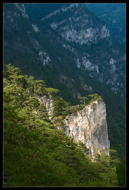 photo "Spotlit rock" tags: landscape, mountains