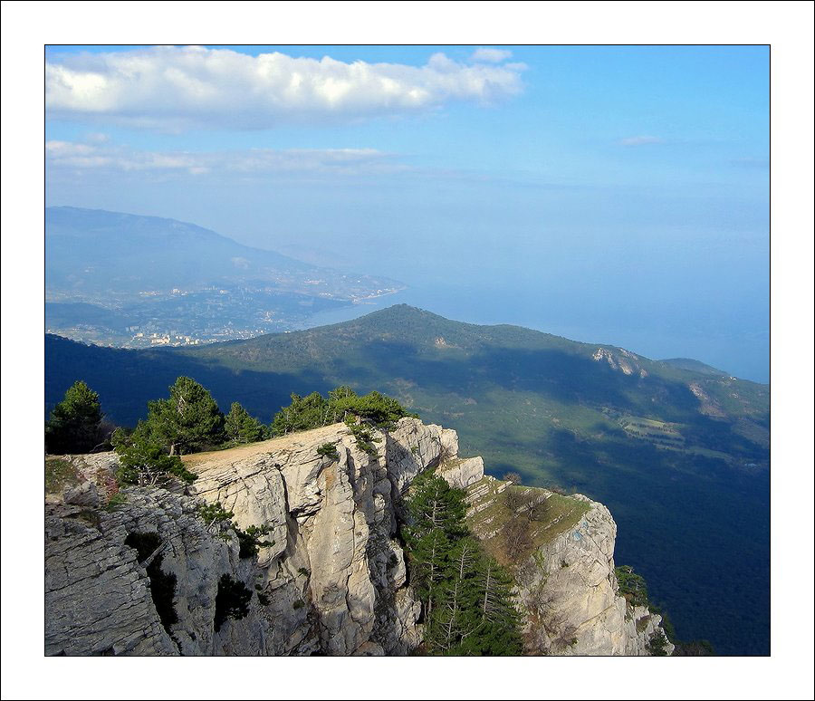 фото "Крым. Вид с горы Ай-Петри на Ялту." метки: путешествия, пейзаж, Европа, горы