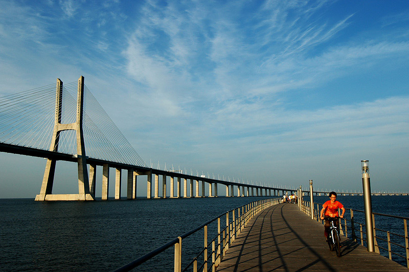 фото "Vasco da Gama Bridge" метки: путешествия, пейзаж, Европа, облака