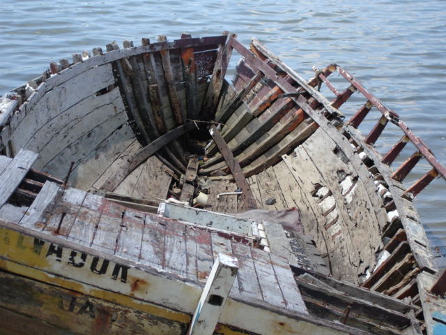 photo "an old boat looking at the sea.....s.salvador da b" tags: landscape, 