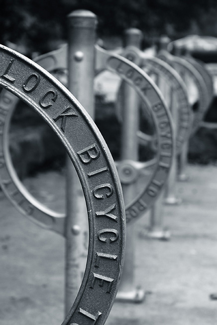 photo "lock bicycle" tags: black&white, misc., 