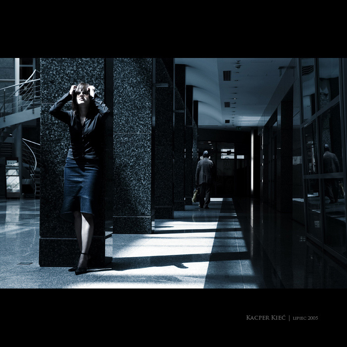 photo "corporate chill" tags: architecture, portrait, landscape, woman