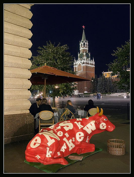 photo "The red cow on the Red Square" tags: architecture, landscape, 