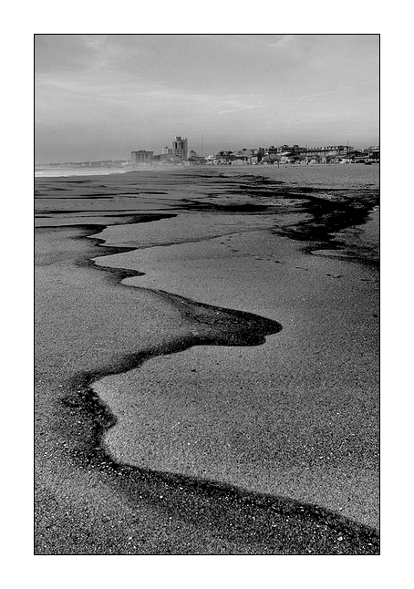 photo "Waves draw" tags: architecture, black&white, landscape, 