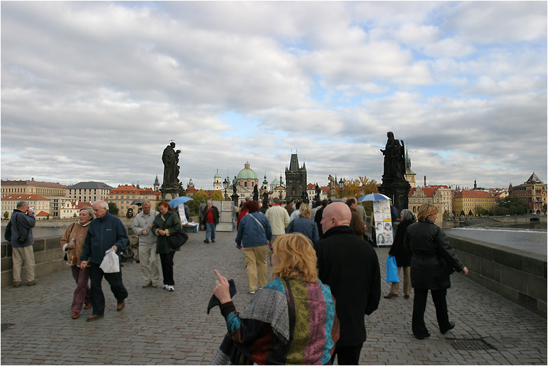 photo "Prague. People who walk on the Charles Bridge." tags: travel, Europe