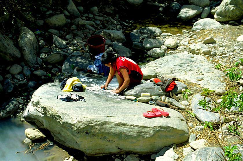 photo "Wash clothes" tags: portrait, travel, South America, woman