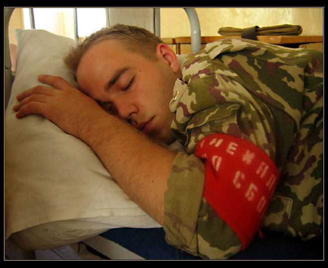 photo "To not sleep, soldier!" tags: portrait, reporting, man