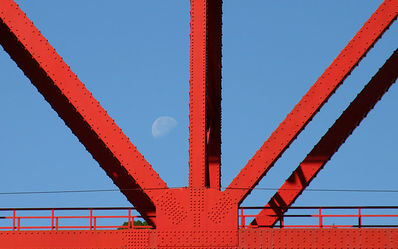 photo "Red Bridge With Moon" tags: architecture, landscape, night