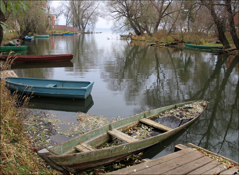 photo "Autumn's boat." tags: landscape, water