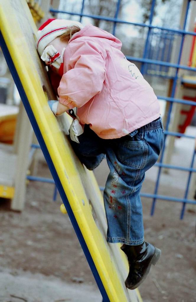 photo "climbing up" tags: portrait, children