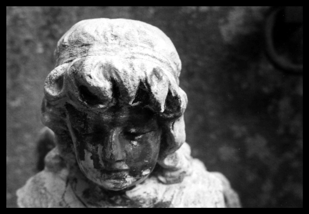 photo "childrens' face in stone" tags: travel, black&white, Europe