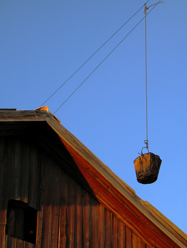 photo "Bucket full of" tags: architecture, landscape, 